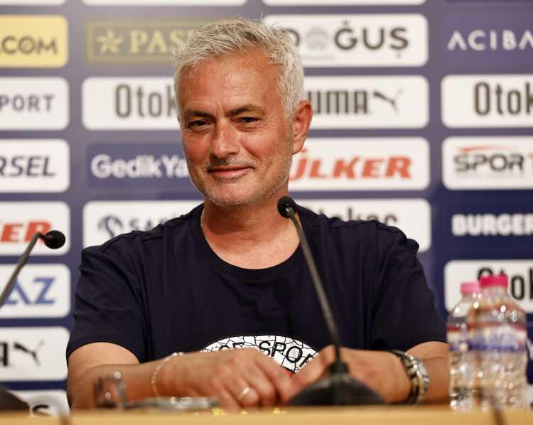 <p>Son 2 sezonu şampiyon tamamlayan Galatasaray'ın teknik direktörü Okan Buruk, kazandığı başarılara rağmen önümüzdeki sezon beklentilerinde Jose Mourinho'nun gerisinde kaldı. Peki, sence bu durum kendi teknik direktörlerimize yeteri kadar güvenmediğimizden kaynaklanıyor olabilir mi?</p>
<p> </p>