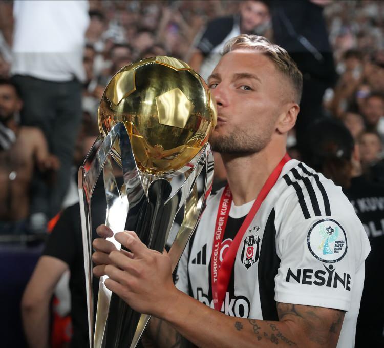 <p>Süper Lig, 3 ay aranın ardından 9 Ağustos Cuma akşamı nihayet başlayacak. Fakat bu 3 aylık arada gördük ki futbol sezonuna ara verildiğinde bile kulüpler arasındaki yarış hız kesmiyor. Sezon başı itibariyle hangi takımın daha fazla transfere ihtiyacı olduğunu taraftarlara sorduk.</p>
<p> </p>