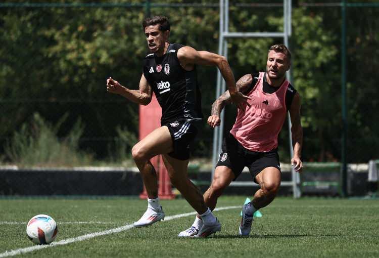 <p>Türkiye Futbol Federasyonu tarafından alınan karar ile yabancı sınırı konusu tekrar gündeme geldi. Federasyon kararı gereği bir takımda sahaya çıkabilecek yabancı sayısı 12’ye düşürüldü. Mevcut durumda her takımın kadrosunda 14 yabancı futbolcu bulunabiliyorken bu karar kulüplerin oldukça tepkisini çekti. Biz de kamuoyunun bu konuda ne düşündüğünü sorduk.</p>
<p> </p>