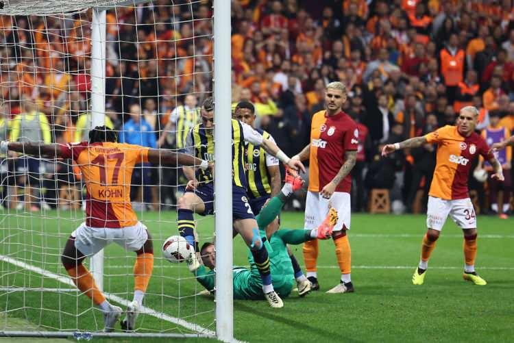 <p>Türkiye Futbol liglerinin kuruluşundan itibaren, daima 1. lig’de yer alan ve 3 büyükler olarak adlandırılan, Beşiktaş, Fenerbahçe ve Galatasaray’ın taraftar kitlesi oldukça fazla. Bu nedenle, bu takımların medyada diğer takımlara göre daha fazla göz önünde olması pek şaşırtıcı olmasa gerek. Fakat bu ön plana çıkarılma durumu diğer futbol kulüpleri için haksız rekabete yol açıyor mu?</p>

<p> </p>
