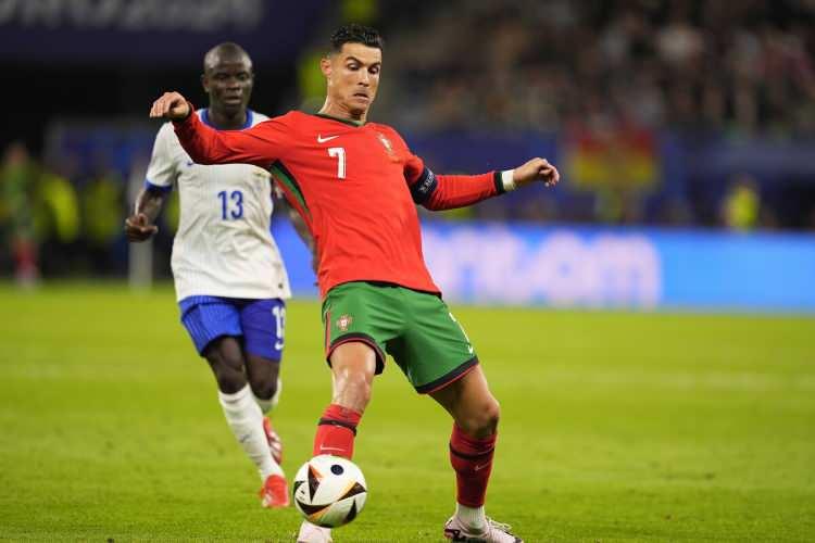 <p>Katılımcıların %34’üne göre tarihin en iyi futbolcusu Cristiano Ronaldo olurken, %21’lik oranıyla Pele 2. sırada yer aldı. Messi %19 ve Maradona %17’lik oranlarıyla diğer öne çıkan futbolcular oldu.</p>
<p> </p>