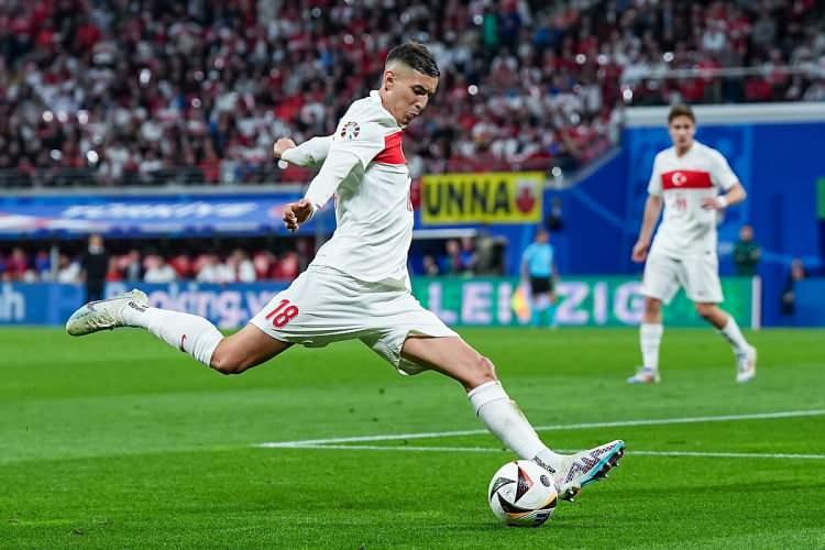 <p>A Milli Futbol takımımız geçtiğimiz ay içerisinde oynanan EURO2024 Avrupa Futbol Şampiyonası'nda çeyrek finale kalma başarısı gösterdi. Milli Takımımızın teknik direktörü Vincenzo Montella ise kimileri tarafından büyük övgü alırken, kimilerince de oldukça fazla eleştirildi. Peki, katılımcılar milli takımımızda yabancı teknik direktör görmek istiyor mu?</p>
<p>Her 10 kişiden 5'i yabancı hoca konusuna olumsuz bakarken, 2'si ise yabancı hocanın daha iyi olacağını düşünüyor. Kalan katılımcıların yerli veya yabancı hoca konusunda bir fark olmadığını düşünüyor.</p>