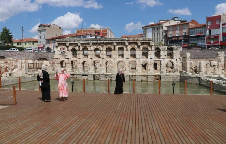 <p>Hamamın çevre düzenlemesi ve aydınlatmasının tamamlandığını belirten Özkan, "Kültür ve Turizm Bakanlığımız koordinasyonunda arkadaşlarımızın çalışmalarıyla hamamda hem restorasyon çalışmalarını ve saha düzenlemesini hem ışıklandırma çalışmalarını hem de havuza su verme işlemini yapmış bulunuyoruz. Ziyaretçilerimiz hamamı ziyaret edebiliyor. Oradaki tarihi görseli hem gündüz hem de gece görme imkanı bulabiliyor. Burada en önemli husus da havuza su verilmesidir. Tüm emeği geçenlere teşekkür ediyorum." diye konuştu.</p>
<p> </p>
