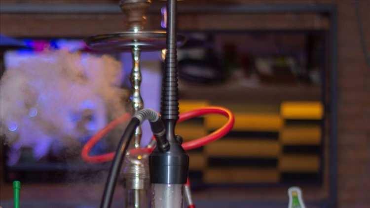 <p>T&uuml;t&uuml;n mamul&uuml; kullanımının teşvik edilmesinin ve &ouml;zendirilmesinin &ouml;nlenmesine y&ouml;nelik de nargilelik t&uuml;t&uuml;n mamul&uuml; &uuml;retiminde renklendirici kullanımı yasaklanırken sigara filtrelerinin silindirik form dışında herhangi bir şekilde olamayacağı da h&uuml;k&uuml;m altına alındı.</p>
