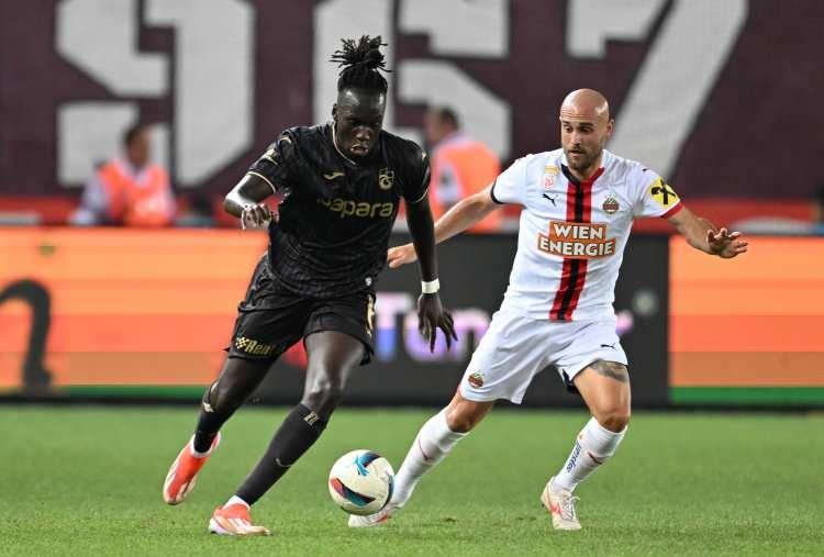 <p>Trabzonspor, UEFA Avrupa Ligi 3. eleme turunda sahasında ağırladığı Rapid Wien'e 1-0 mağlup oldu.</p>