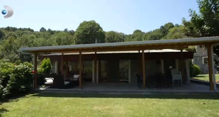 <p>Şarkıcı şehrin g&uuml;r&uuml;lt&uuml;s&uuml;nden uzakta, orman i&ccedil;inde yer alan m&uuml;stakil evini Evrim Akın'a gezdirdi. Aky&uuml;rek'in devasa bah&ccedil;esi g&ouml;renlerin beğenisini topladı.</p>
