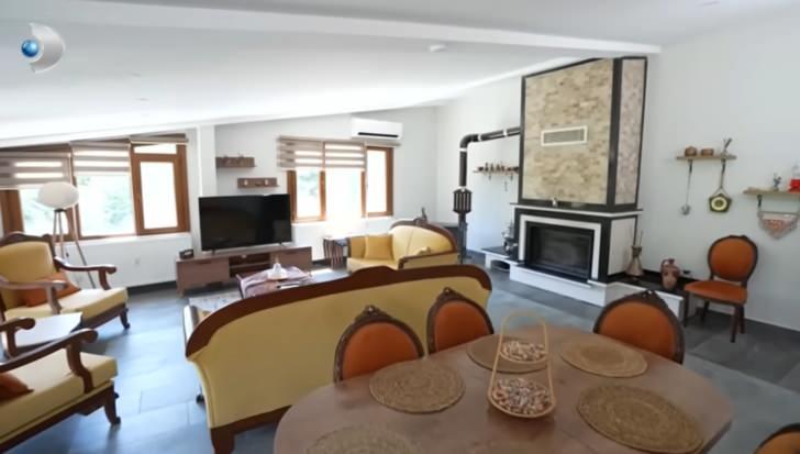 <p>Şehirden uzakta kır evinde yaşayan Umut Aky&uuml;rek'in devasa bah&ccedil;eli evi g&ouml;renleri hayran bıraktı.</p>

<p>&nbsp;</p>
