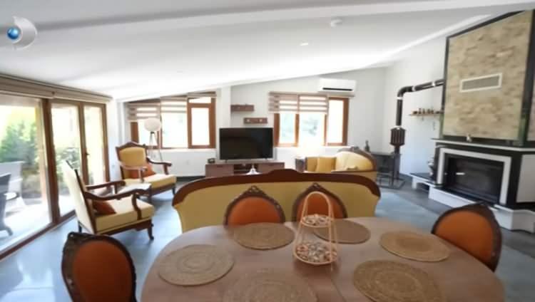 <p>'Yerli Angelina Jolie' olarak bilinen Umut Aky&uuml;rek'in doğayla i&ccedil; i&ccedil;e olan kır evinin salonunda tercih ettiği eski tip koltuklar ve onlarla uyumlu yemek takımı dikkat &ccedil;ekti.</p>

<p>&nbsp;</p>
