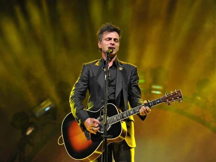 <p>Gitarı 466 bin TL'ye Kenan Doğulu alırken Teoman sözleriyle bir kez daha gönülleri fethetti. Şarkıcı Teoman, önceki gün Nişantaşı'nda bir kafede otururken görüntülendi.</p>