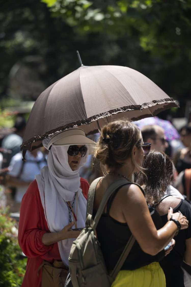 <div>Ekim ayında hava sıcaklığının batı kesimler ile Doğu ve Güneydoğu Anadolu'da mevsim normallerinin 1 ila 2 derece üzerinde, diğer yerlerde ise mevsim normallerinin 0,5 ila 1 derece üzerinde seyredeceği bekleniyor. </div>

<div> </div>
