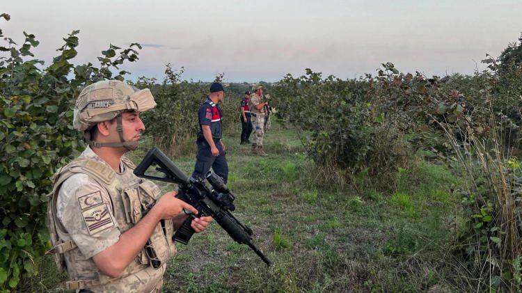 <p>Jandarma ekipleri, fındık hırsızlığını önlemek için tarlalarda gece gündüz nöbet tutuyor.</p>
