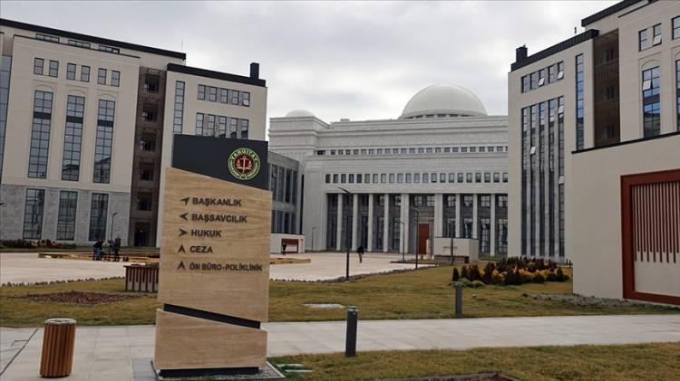 <p>Dosyayı inceleyen Ankara Bölge Adliye Mahkemesi 1. Hukuk Dairesi, eşlerin kusur oranlarının eşit olduğuna hükmederek, boşanma kararının onanmasına, kadın lehine verilen maddi ve manevi tazminat kararının ise kaldırılmasına karar verdi.</p>
<p> </p>