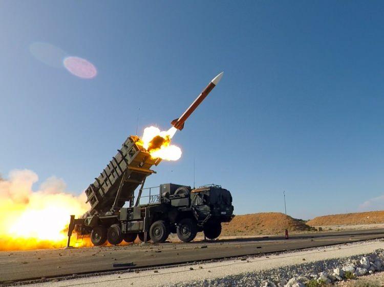 <p><span style="color:#B22222"><strong>ALMAN VE RUS SİLAHLARI</strong></span></p>
<p>Yazıda Amerikan yapımı Patriot füze sistemleri dışındaki sistemlerin de anti-balistik yeteneklerle donatılmış olduğu belirtilerek, "Yunanistan orta ve uzun menzilli tehditlere karşı güvenilir bir savunma yöntemi sunma konusunda yetersiz kalmaktadır" denildi.</p>
