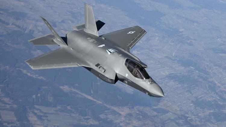 <p>Yunan medyasına yansıyan bir başka savunma sanayi gelişmesi de ABD ile anlaşmaya varılan F-35 uçakları oldu. Savunma Bakanı Nikos Dendias, Atina'nın F-35 savaş uçaklarının satın alınması için Washington ile resmi bir Kabul Mektubu (LOA) imzaladığını doğruladı.</p>
