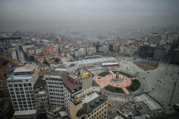 <p>Ana senaryoya göre, Türkiye’nin 2050 yılındaki genç nüfusunun yaklaşık 9,1 milyon olması bekleniyor. Söz konusu dönemde gençlerin toplam nüfus içerisindeki oranının ise yüzde 9,66’ya gerileyeceği tahmin edildi.</p>
