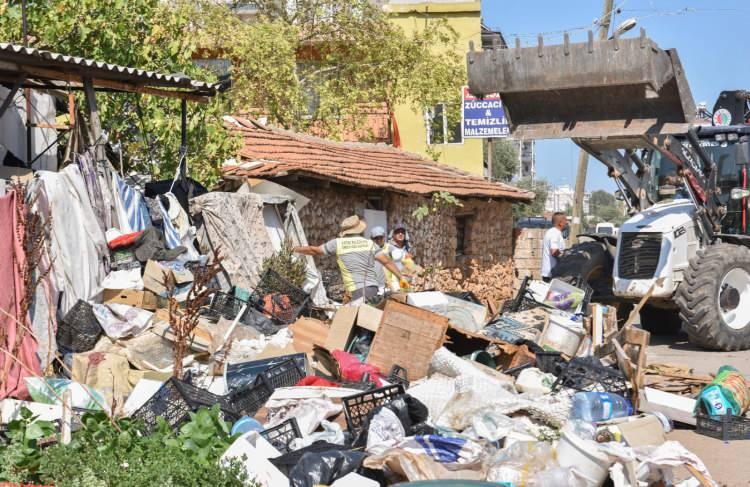 <p>Antalya'da kötü kokuların yayıldığı iki evden çıkanlar ekipleri şoke etti. </p>
