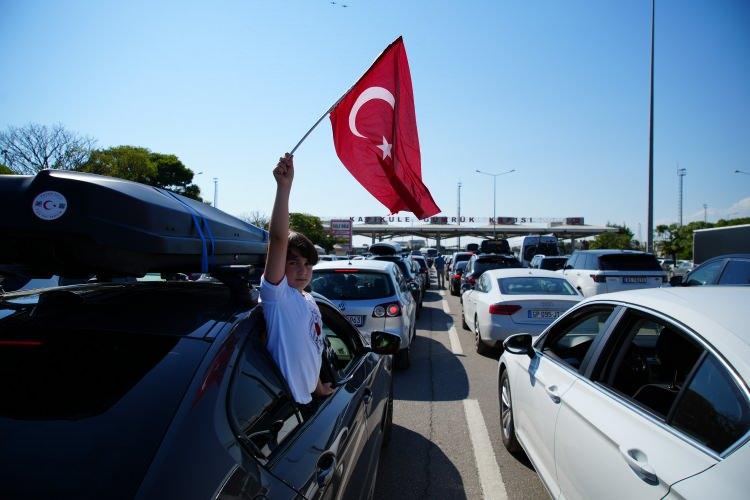 <p>Yıllık izinlerini ve tatillerini aileleriyle birlikte geçiren gurbetçiler, dönüş yoluna kara sınır kapılarını tercih ediyor.</p>
