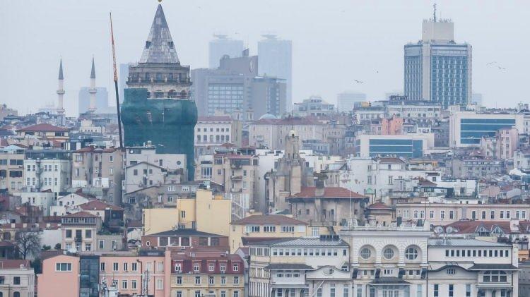 <p><strong>EİDS ve emlak yetki belgesi nedir?</strong></p>
<p> </p>
<p>EİDS, elektronik platformlarda ilan yoluyla taşınmaz pazarlayan kişinin kimlik bilgileri ile ilana konu taşınmazı pazarlama yetkisinin olup olmadığının doğrulanabildiği sistemdir. Emlak yetki belgesi ise kişilerin taşınmaz ticareti yapabilmesine resmi olarak olanak sağlayan, ticaret il müdürlüklerince verilen evraktır. Söz konusu belge, kişilerin emlak ofisi açmaya dair mesleki yeterliliğe sahip olduklarının kanıtı niteliğindedir.</p>
<p> </p>