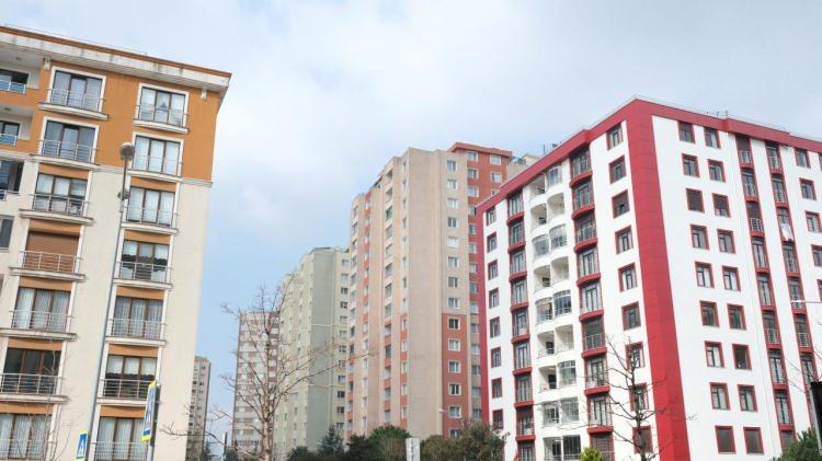 <p><strong>Kiralık taşınmaz ilanlarının da doğrulanması zorunlu olacak mı?</strong></p>
<p> </p>
<p>EİDS yetki doğrulama uygulaması hem satılık hem de kiralık taşınmaz ilanları için zorunlu olacak. Günlük kiralık taşınmazlarla henüz kat irtifakı tesis edilmemiş konut projeleri, Toplu Konut İdaresi Başkanlığı ile Emlak Konut Gayrimenkul Yatırım Ortaklığı konut projeleri, gecekondu vasfındaki taşınmazlar gibi herhangi bir sebeple tapusu bulunmayan taşınmazlar uygulamaya dahil olmayacak.</p>