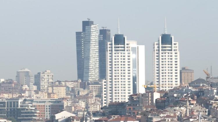 <p><strong>Vatandaşlar, emlakçı yetkilendirmeden kendi ilanlarını emlak portalları üzerinden yayınlayabilecek mi?</strong></p>

<p> </p>

<p>Kişi, kendisi ve birinci derece akrabası, eşi, annesi, babası ve çocuklarının da üzerine olan emlakla ilgili ilanı doğrulanmış olarak yayınlayabilecek.</p>
