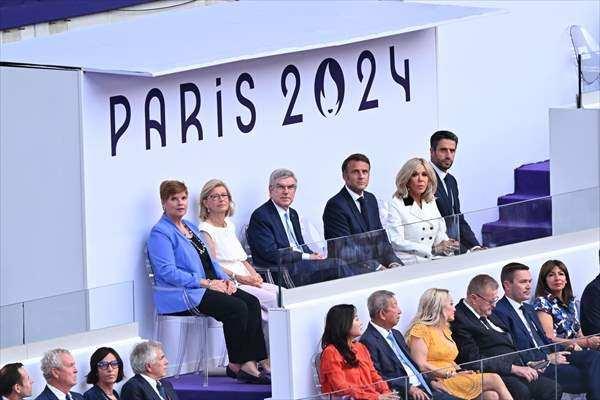 <p>Seremoniye Fransa Cumhurbaşkanı Emmanuel Macron ve eşi Brigitte Macron, Monaco prensi Albert 2, Uluslararası Olimpiyat Komitesi Başkanı Thomas Bach ile diğer yetkililer katıldı.</p>
