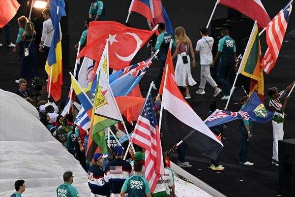 <p>Paris 2024 Yaz Olimpiyat Oyunları kapanış seremonisi kapsamında katılımcı ülkelerin kafileleri, Stade de France’de yürüyerek sporseverleri selamladı.</p>