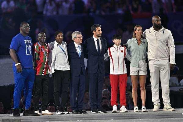 <p>Seremoniye, Uluslararası Olimpiyat Komitesi Başkanı Thomas Bach ile Paris 2024 Olimpiyat ve Paralimpik Oyunları Organizasyon Komitesi Başkanı Tony Estanguet de katıldı.</p>
