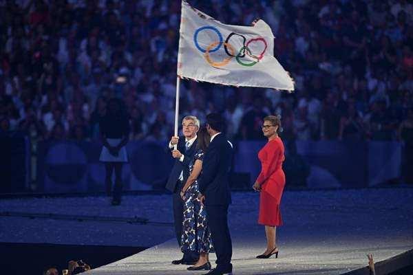 <p>Seremonide Los Angeles belediye başkanı Karen Bass, Olimpiyat Bayrağı'nı Uluslararası Olimpiyat Komitesi Başkanı Thomas Bach'a teslim etti.</p>
<p> </p>