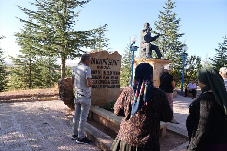 <p>Kahramanmaraş'tan gelen Sait Bilge, AA muhabirine, delikli taştan zorlanmadan geçmenin mutluluğunu yaşadığını belirterek,<em> "Allah herkese rızık versin, birlik ve beraberlik olsun diye dua edip girdim ve delikli taştan çıktım. Delikli taştan dürüst olan, kul hakkına girmeyen iyi insanlar rahatlıkla geçiyor." </em>dedi.</p>
<p> </p>