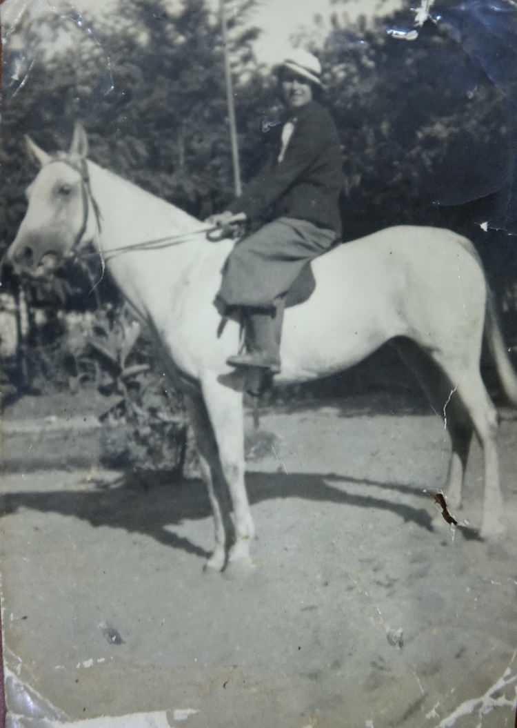 <p><strong>Yine böyle köye gittiği bir gün, Atatürk malum Yalova sevdiği bir kent. Sık sık gelen bir lider. Bir gün geldiği vakit Yalova'ya, Gacık köyüne çıkıyor. Köyde köy kahvesinde köylülerle sohbet ederken atın üzerinde annemi görüyor. Annem attan iniyor, eve gidiyor. Tabi o zaman çoğu köylünün kıyafetleri çarşaflı.</strong></p>
