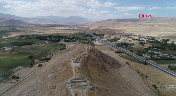 <p>Van'ın Gürpınar ilçesinde yaşayan 84 yaşındaki Mehmet Kuşman, 62 yıldır tarihi Çavuştepe Kalesi'nde bekçilik yapıyor. </p>
