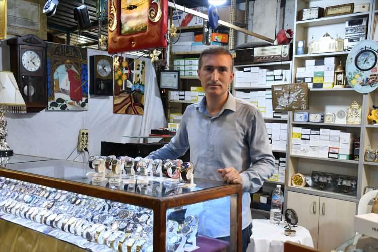<p>Özellikle antika parçaları tamir etmenin kendisine huzur verdiğini anlatan Özdemir, <strong><em>"Vatandaşlar, dükkanıma 'atadan kalma' diye tabir edilen antikaları getirir. Artık kendileri kullanamadığı için satarlar. Biz onları alırız, bakımlarını yaparız."</em></strong> diye konuştu.</p>