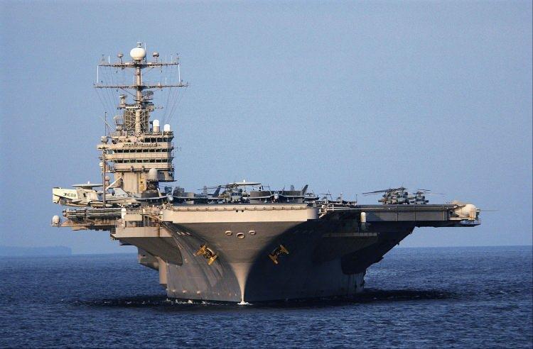 <p><strong>MÜRETTEBAT VE HAVA KANADI</strong></p>

<p><a href="https://www.takvim.com.tr/haberleri/uss-abraham-lincoln">USS Abraham Lincoln</a>, yaklaşık 5,000 kişilik mürettebat kapasitesine sahip. Bu sayı, hem gemi personelini hem de hava kanadı ekibini kapsıyor. Gemi 90'dan fazla uçağı barındırabiliyor.</p>
