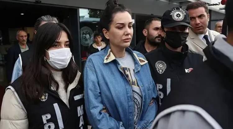 <p><span style="color:#B22222"><em><strong>Aylardır cezaevinde olan ünlü sosyal medya fenomeni Dilan Polat, sosyal medyada kendisine yapılan bir yorum karşısında öfkeden deliye döndü. Bir takipçisinin "Babanın ananı neden öldürdüğünü söylersem baban hapiste kahrından ölür" yorumunu affetmeyen Polat, hiç zaman kaybetmeden savcılığa suç duyurusunda bulundu. Ancak savcılık örnek Yargıtay kararları ışığında dosyaya takipsizlik kararı verdi.</strong></em></span></p>