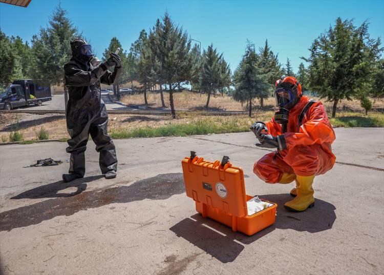 <p>Sorumluluk bölgesinin yanı sıra ülke genelinde deprem başta olmak üzere farklı afetlerde görev alan ekipler için hizmet içi teorik ve uygulamalı eğitimler, tüm zorlu koşullarda görev yapacakları şekilde planlanıyor.</p>
