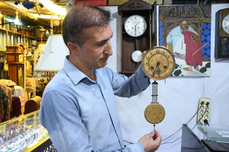 <p>Bir süre sağlık memurluğuyla boş zamanlarında saat tamirciliğini bir arada yürüten Özdemir, iş yeri açmaya karar verdi.</p>