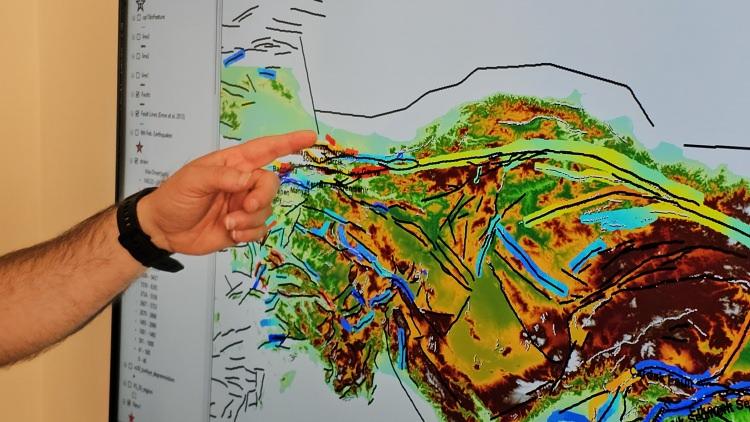 <p>ZBEÜ Mühendislik Fakültesi Geomatik Mühendisliği Öğretim Üyesi Prof. Dr. Şenol Hakan Kutoğlu, milattan önce 222 yılına kadar geçmiş depremleri de gösteren, yer hareketlerini uydu verileri ve uzay teknolojileri kullanarak, kendileri geliştirdikleri yazılım ile fay hatlarını inceledi. </p>
