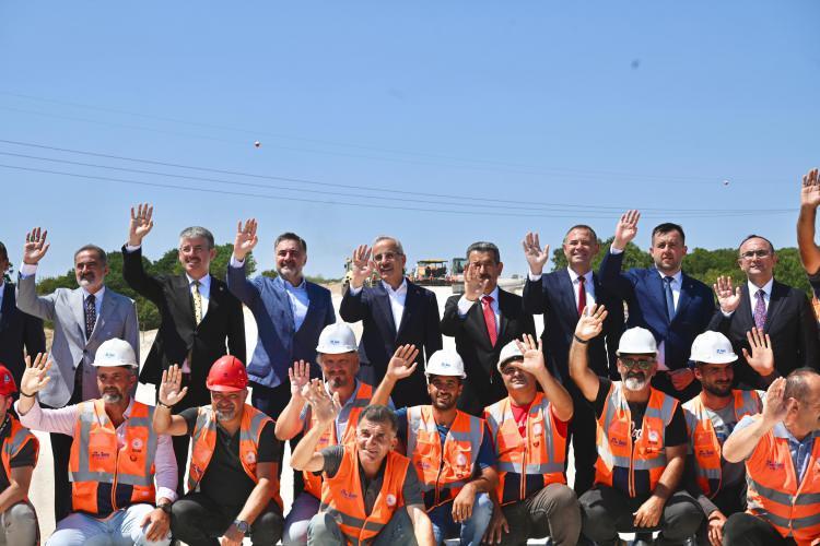 <p>Uraloğlu, halihazırda yaklaşık 10 bin trafiğin olduğu yolda, yaklaşık 78 dakika - bir buçuk saat süren yolculuk süresini de 45 dakikaya indireceklerini belirtti.</p>

<p> </p>
