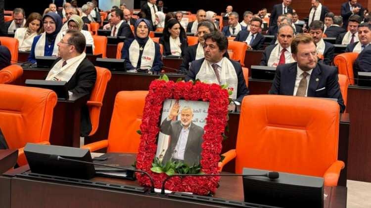 

<p>Filistin Devlet Başkanı Mahmud Abbas’ın konuşması için toplanan Meclis’te şehit İsmail Haniye’nin fotoğrafı TBMM sıralarında yer aldı.</p>
<p>

</p>
<p> </p>
<p>
”/><br />
						</figure>
</p></div>
</p></div>
<p>								<!-- Scroller Status / Loading --></p>
<p>				<input id=