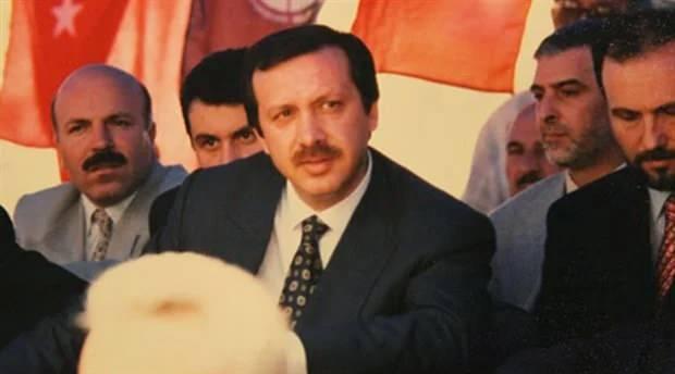 <p>Kuruluş işlemlerinin ardından 16 Ağustos'taki AK Parti Kurucular Kurulu toplantısında Erdoğan, oy birliğiyle genel başkan seçildi.</p>

<p>Böylece AK Parti'nin 4 başbakan, 2 cumhurbaşkanı çıkarmayı başardığı, seçim zaferleriyle dolu siyaset yolculuğu başladı.</p>
