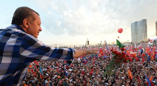 <p>AK Parti, Erdoğan'ın hükümeti kurmasının ardından ilk sınavını 2004 mahalli idareler seçimlerinde verdi.</p>

<p>AK Parti aldığı yüzde 41,7'lik oy oranıyla sandıktan birinci parti çıktı ve böylece 11'i büyükşehir olmak üzere 1950 belediyeyi kazandı.</p>

<p>2007'deki genel seçimlerde ise yüzde 46,58'lik oy oranına ulaşarak, tek başına iktidarını sürdüren AK Parti, 2009'da yapılan yerel seçimlerde de yine en fazla oyu aldı.</p>
