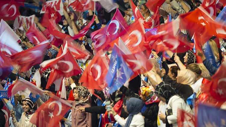 <p>Eski Yargıtay Cumhuriyet Başsavcısı Abdurrahman Yalçınkaya tarafından hazırlanan, Cumhurbaşkanı Gül ve Başbakan Erdoğan'ın da aralarında bulunduğu 71 kişiye 5 yıl süreyle siyaset yasağı getirilmesi ile partinin kapatılmasını içeren iddianame, 14 Mart 2008'de Anayasa Mahkemesi'ne sunuldu.</p>

<p> </p>
