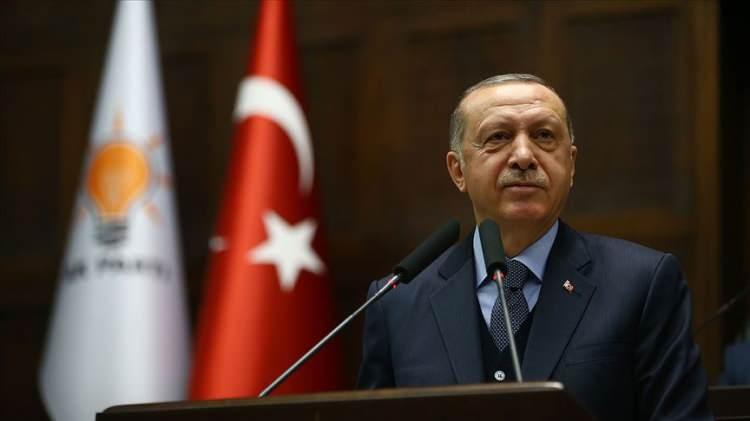 <p><span style="color:#B22222"><strong> 12. Cumhurbaşkanı da AK Parti'den</strong></span></p>
<p>Abdullah Gül'ün görev süresinin dolmasının ardından 10 Ağustos 2014'te yapılan seçimde Recep Tayyip Erdoğan yüzde 52'lik oy oranıyla doğrudan halk iradesiyle seçilen ilk ve Türkiye'nin 12. Cumhurbaşkanı oldu. Bu dönemde AK Parti'nin başına Konya Milletvekili Ahmet Davutoğlu geldi.</p>
<p>Davutoğlu'nun genel başkanlığında ilk sınavını 7 Haziran 2015'teki genel seçimlerde ve ardından yapılan 1 Kasım 2015 erken seçimlerinde veren AK Parti, 1 Kasım'da tek başına iktidarı elde etti.</p>