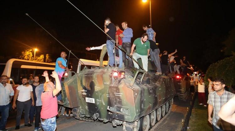 <p>FETÖ'nün 15 Temmuz darbe girişimi halkın desteğiyle engellendi</p>