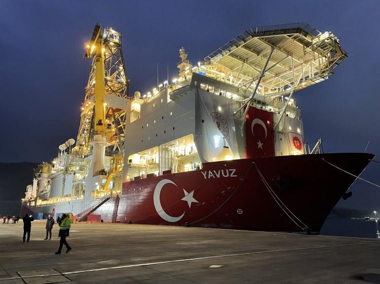 <p>Türkiye’nin envanterine önce Fatih, ardından Yavuz, Kanuni ve son olarak Abdülhamid Han sondaj gemisi dâhil edildi. 4 gemi, sahip oldukları özellikleriyle kendi klasmanlarında en üst düzey özelliklere sahip gemi. Türkiye’nin ilk sondaj gemisi Fatih, Karadeniz’de yaptığı 540 milyar metreküplük keşifle, Türkiye’de keşfin ilk ateşini yakmış ve kendisinden sonra gelecek keşiflere de kapı açtı.</p>
<p> </p>