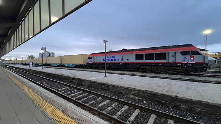 <p>Bakü-Tiflis-Kars Demir Yolu Hattı ve Marmaray'ın da inşa edilmesiyle Londra'dan Pekin'e uzanan 'Demir İpek Yolu'nun hayata geçmesi sağlandı.</p>
<p> </p>