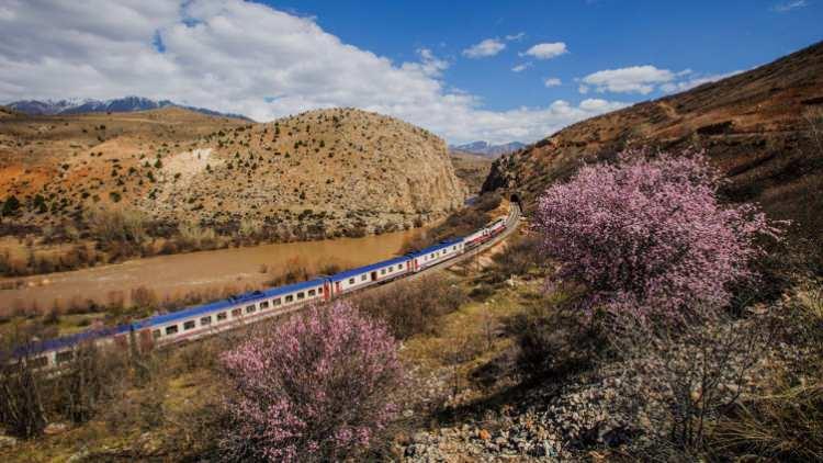 <p>Turistik Doğu Ekspresi’ne alternatif Ankara-Diyarbakır ve Ankara-Tatvan turistik trenleri işletilmeye başladı. </p>