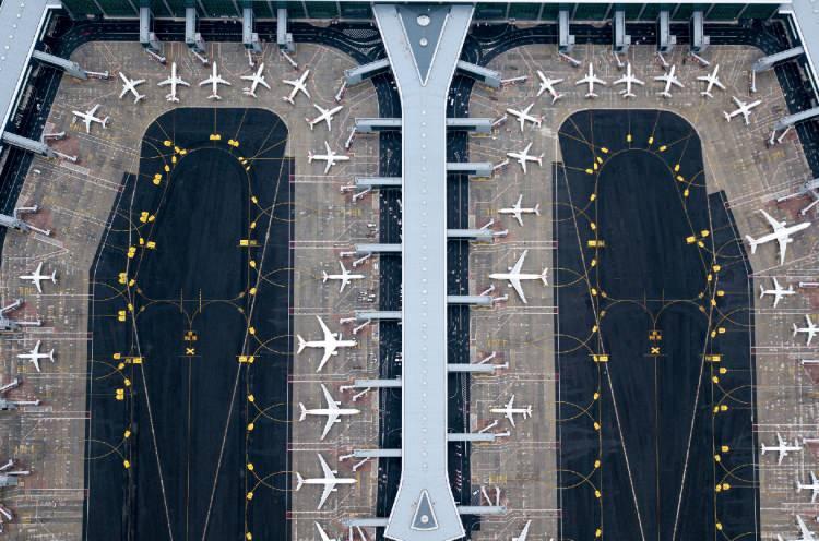 <p>200 milyon yolcu kapasitesiyle &uuml;&ccedil; y&uuml;zden fazla destinasyona u&ccedil;uş imkanı sağlayan İstanbul Havalimanı mimarisi, altyapısı ve teknolojisiyle dikkat &ccedil;ekiyor.</p>
