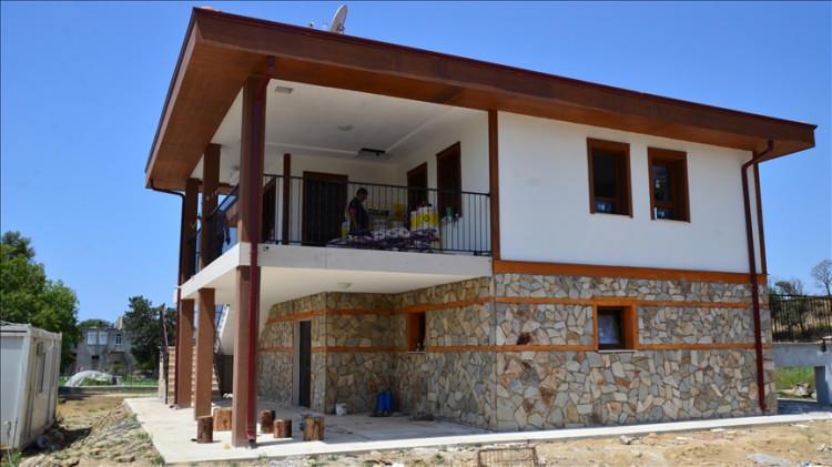 <p>Başta doğal afetler olmak &uuml;zere evini kaybeden ve depreme dayanıksız evlerin yerini g&uuml;&ccedil;l&uuml; ve hayran bırakan konutlar aldı.&nbsp;</p>
