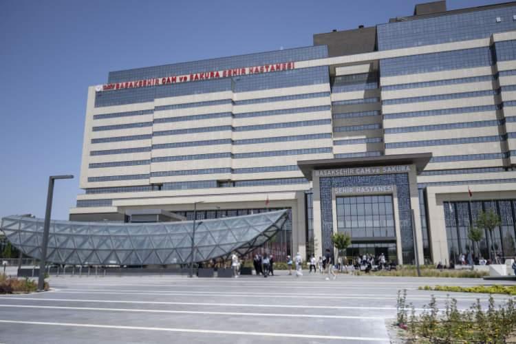 <p>&Ouml;te yandan 30 b&uuml;y&uuml;kşehirin şehir hastaneleri i&ccedil;in projeler devam ederken 20'nin &uuml;zerinde şehir hastanesi hasta kabulunu ger&ccedil;ekleştiriyor.&nbsp;</p>
